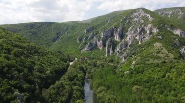 Lyutibrod kasabası yakınlarındaki Iskar Nehri Boğazı 'nın hava manzarası, Vratsa bölgesi, Balkan Dağları, Bulgaristan
