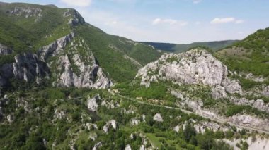 Lyutibrod kasabası yakınlarındaki Iskar Nehri Boğazı 'nın hava manzarası, Vratsa bölgesi, Balkan Dağları, Bulgaristan