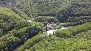 Lyutibrod kasabası yakınlarındaki Iskar Nehri Boğazı 'nın hava manzarası, Vratsa bölgesi, Balkan Dağları, Bulgaristan