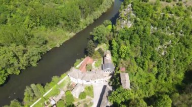 Lyutibrod kasabası yakınlarındaki Iskar Nehri Boğazı 'nın hava manzarası, Vratsa bölgesi, Balkan Dağları, Bulgaristan