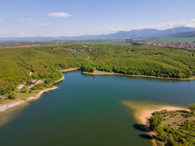 Bulgaristan 'ın Filibe Bölgesi' nin Asenovgrad kenti yakınlarındaki Kırk Springs Reservoir Havacılık Manzarası