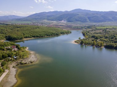 Bulgaristan 'ın Filibe Bölgesi' nin Asenovgrad kenti yakınlarındaki Kırk Springs Reservoir Havacılık Manzarası