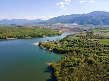 Bulgaristan 'ın Filibe Bölgesi' nin Asenovgrad kenti yakınlarındaki Kırk Springs Reservoir Havacılık Manzarası