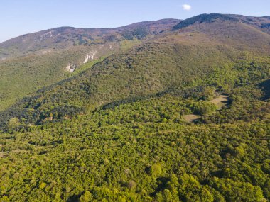 Bulgaristan 'ın Filibe Bölgesi' nin Kuklen kenti yakınlarındaki Rodopes Dağı 'nın hava ilkbahar manzarası