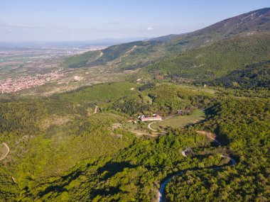 Bulgaristan 'ın Filibe Bölgesi' nin Kuklen kenti yakınlarındaki Rodopes Dağı 'nın hava ilkbahar manzarası