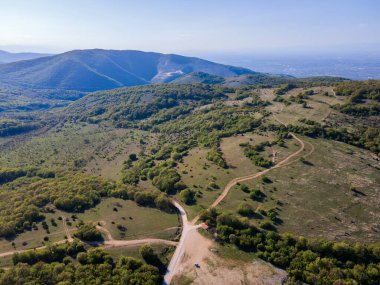 Bulgaristan 'ın Filibe Bölgesi' nin Kuklen kenti yakınlarındaki Rodopes Dağı 'nın hava ilkbahar manzarası