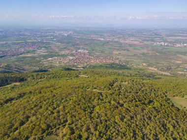 Bulgaristan 'ın Filibe Bölgesi' nin Kuklen kenti yakınlarındaki Rodopes Dağı 'nın hava ilkbahar manzarası