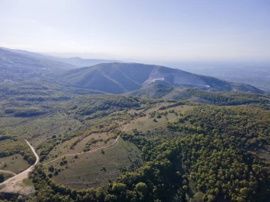 Bulgaristan 'ın Filibe Bölgesi' nin Kuklen kenti yakınlarındaki Rodopes Dağı 'nın hava ilkbahar manzarası