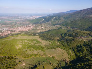 Bulgaristan 'ın Filibe Bölgesi' nin Kuklen kenti yakınlarındaki Rodopes Dağı 'nın hava ilkbahar manzarası