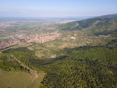 Bulgaristan 'ın Filibe Bölgesi' nin Kuklen kenti yakınlarındaki Rodopes Dağı 'nın hava ilkbahar manzarası