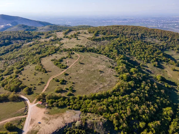 Bulgaristan 'ın Filibe Bölgesi' nin Kuklen kenti yakınlarındaki Rodopes Dağı 'nın hava ilkbahar manzarası