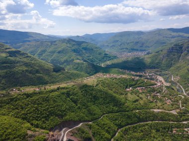 Bulgaristan 'ın Balkan Dağları' nın Bov köyü yakınlarındaki İskar boğazının şaşırtıcı hava manzarası
