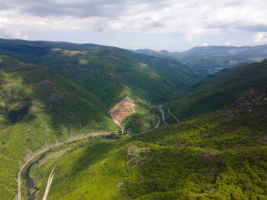 Bulgaristan 'ın Balkan Dağları' nın Bov köyü yakınlarındaki İskar boğazının şaşırtıcı hava manzarası