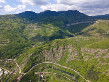 Bulgaristan 'ın Balkan Dağları' nın Bov köyü yakınlarındaki İskar boğazının şaşırtıcı hava manzarası