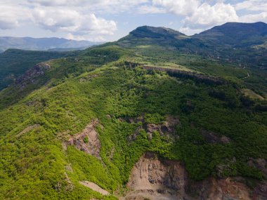 Bulgaristan 'ın Balkan Dağları' nın Bov köyü yakınlarındaki İskar boğazının şaşırtıcı hava manzarası
