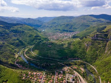 Bulgaristan 'ın Balkan Dağları' nın Bov köyü yakınlarındaki İskar boğazının şaşırtıcı hava manzarası