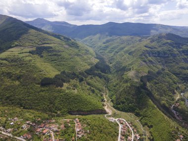 Bulgaristan 'ın Balkan Dağları' nın Bov köyü yakınlarındaki İskar boğazının şaşırtıcı hava manzarası