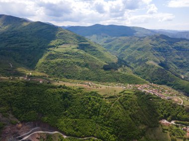 Bulgaristan 'ın Balkan Dağları' nın Bov köyü yakınlarındaki İskar boğazının şaşırtıcı hava manzarası