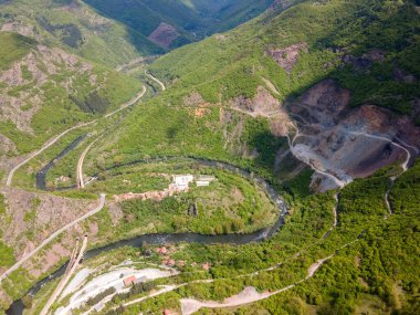 Bulgaristan 'ın Balkan Dağları' nın Bov köyü yakınlarındaki İskar boğazının şaşırtıcı hava manzarası