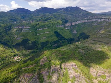Bulgaristan 'ın Balkan Dağları' nın Bov köyü yakınlarındaki İskar boğazının şaşırtıcı hava manzarası