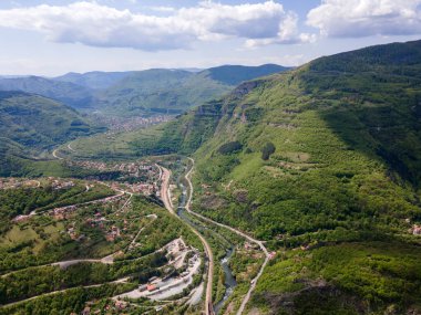 Bulgaristan 'ın Balkan Dağları' nın Bov köyü yakınlarındaki İskar boğazının şaşırtıcı hava manzarası