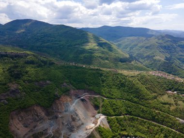 Bulgaristan 'ın Balkan Dağları' nın Bov köyü yakınlarındaki İskar boğazının şaşırtıcı hava manzarası