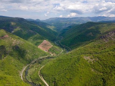 Bulgaristan 'ın Balkan Dağları' nın Bov köyü yakınlarındaki İskar boğazının şaşırtıcı hava manzarası