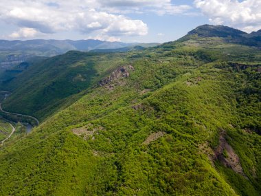 Bulgaristan 'ın Balkan Dağları' nın Bov köyü yakınlarındaki İskar boğazının şaşırtıcı hava manzarası