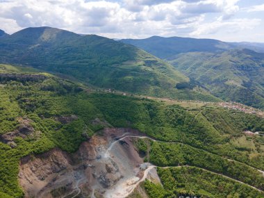 Bulgaristan 'ın Balkan Dağları' nın Bov köyü yakınlarındaki İskar boğazının şaşırtıcı hava manzarası