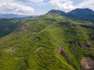 Bulgaristan 'ın Balkan Dağları' nın Bov köyü yakınlarındaki İskar boğazının şaşırtıcı hava manzarası