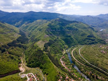 Bulgaristan 'ın Balkan Dağları' nın Bov köyü yakınlarındaki İskar boğazının şaşırtıcı hava manzarası