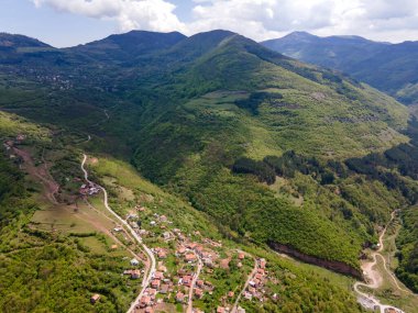 Bulgaristan 'ın Balkan Dağları' nın Bov köyü yakınlarındaki İskar boğazının şaşırtıcı hava manzarası