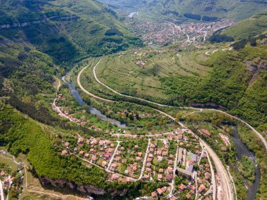 Bulgaristan 'ın Balkan Dağları' nın Bov köyü yakınlarındaki İskar boğazının şaşırtıcı hava manzarası