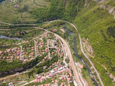 Bulgaristan 'ın Balkan Dağları' nın Bov köyü yakınlarındaki İskar boğazının şaşırtıcı hava manzarası