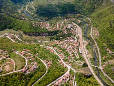 Bulgaristan 'ın Balkan Dağları' nın Bov köyü yakınlarındaki İskar boğazının şaşırtıcı hava manzarası
