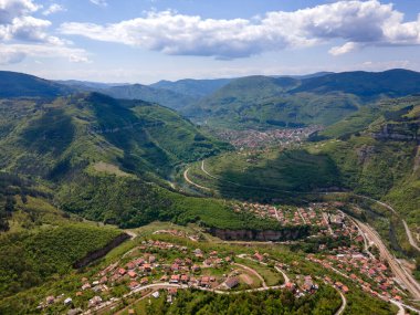 Bulgaristan 'ın Balkan Dağları' nın Bov köyü yakınlarındaki İskar boğazının şaşırtıcı hava manzarası