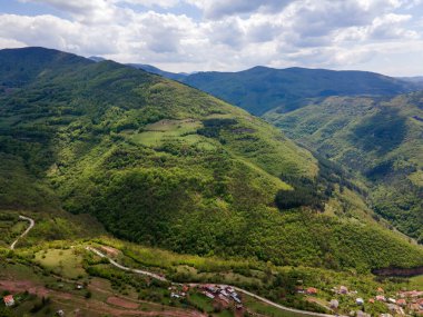Bulgaristan 'ın Balkan Dağları' nın Bov köyü yakınlarındaki İskar boğazının şaşırtıcı hava manzarası