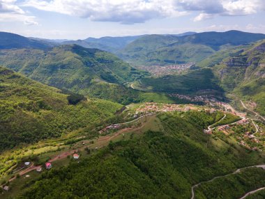 Bulgaristan 'ın Balkan Dağları' nın Bov köyü yakınlarındaki İskar boğazının şaşırtıcı hava manzarası