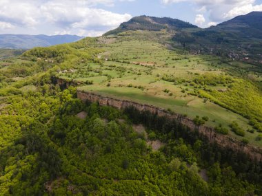 Bulgaristan 'ın Balkan Dağları' nın Bov köyü yakınlarındaki İskar boğazının şaşırtıcı hava manzarası