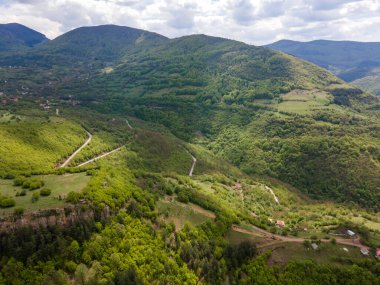 Bulgaristan 'ın Balkan Dağları' nın Bov köyü yakınlarındaki İskar boğazının şaşırtıcı hava manzarası