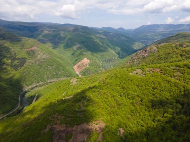 Bulgaristan 'ın Balkan Dağları' nın Bov köyü yakınlarındaki İskar boğazının şaşırtıcı hava manzarası