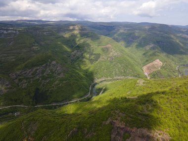 Bulgaristan 'ın Balkan Dağları' nın Bov köyü yakınlarındaki İskar boğazının şaşırtıcı hava manzarası