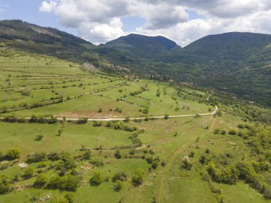 Bulgaristan 'ın Balkan Dağları' nın Bov köyü yakınlarındaki İskar boğazının şaşırtıcı hava manzarası