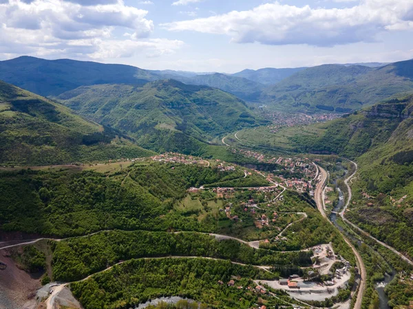 Bulgaristan 'ın Balkan Dağları' nın Bov köyü yakınlarındaki İskar boğazının şaşırtıcı hava manzarası