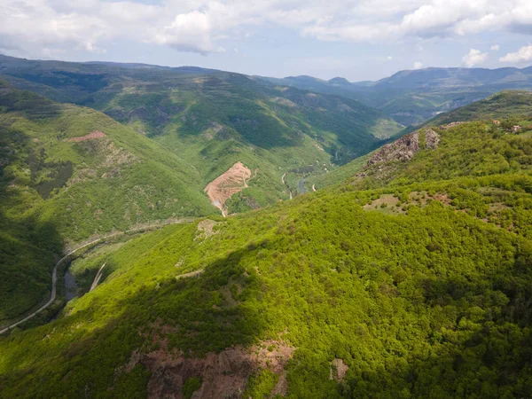 Bulgaristan 'ın Balkan Dağları' nın Bov köyü yakınlarındaki İskar boğazının şaşırtıcı hava manzarası