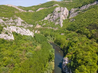 Lyutibrod kasabası yakınlarındaki Iskar Nehri Boğazı 'nın hava manzarası, Vratsa bölgesi, Balkan Dağları, Bulgaristan