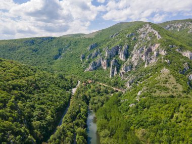 Lyutibrod kasabası yakınlarındaki Iskar Nehri Boğazı 'nın hava manzarası, Vratsa bölgesi, Balkan Dağları, Bulgaristan