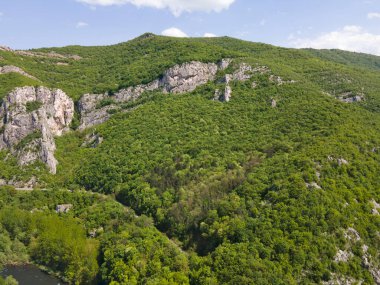 Lyutibrod kasabası yakınlarındaki Iskar Nehri Boğazı 'nın hava manzarası, Vratsa bölgesi, Balkan Dağları, Bulgaristan