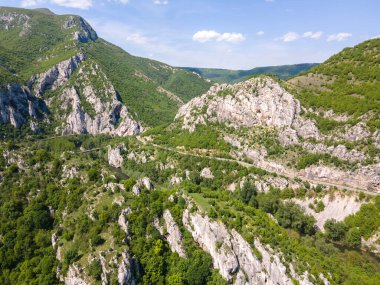 Lyutibrod kasabası yakınlarındaki Iskar Nehri Boğazı 'nın hava manzarası, Vratsa bölgesi, Balkan Dağları, Bulgaristan