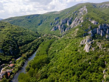 Lyutibrod kasabası yakınlarındaki Iskar Nehri Boğazı 'nın hava manzarası, Vratsa bölgesi, Balkan Dağları, Bulgaristan